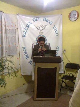 el pastor max dando el tema de fin de año
